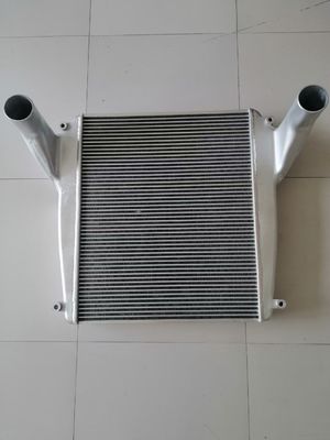 Couleur argentée du refroidisseur intermédiaire 590*750 de camion de Nissan UD CD4