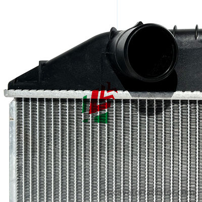 Accessoires de radiateur de camion pour le système de refroidissement en aluminium Hino R415 réservoir d'eau de camion