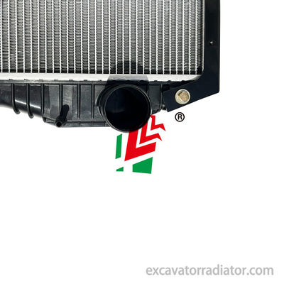 Hino K13 Accessoires de radiateur de camion Fabricant refroidissement du réservoir d'eau Assemblage en aluminium Système de refroidissement du moteur du réservoir d'eau